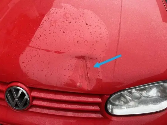 Nahaufnahme des dokumentierten Schadens am Volkswagen Golf IV Highline