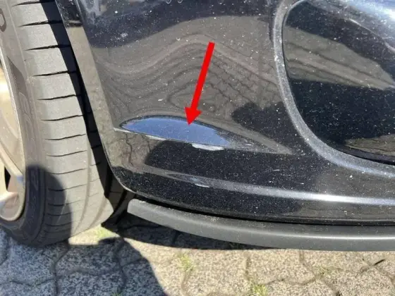 Nahaufnahme des dokumentierten Schadens am Volkswagen Touran Match