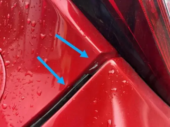 Nahaufnahme des dokumentierten Schadens am Toyota AYGO x-clusiv