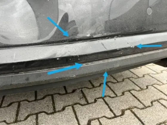 Nahaufnahme des dokumentierten Schadens am Mercedes E 350 Coupé