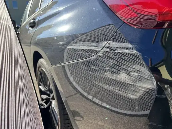 Nahaufnahme des dokumentierten Schadens am BMW 320d Advantage