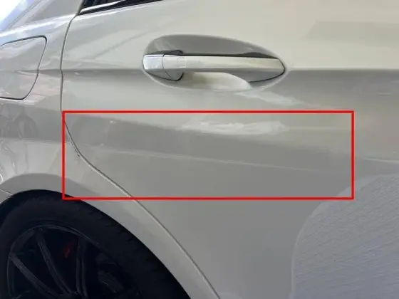 Nahaufnahme des dokumentierten Schadens am Mercedes E 63 AMG S